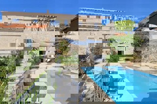 Casa tradizionale in pietra con piscina e vista mare