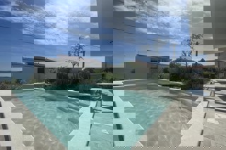 Moderno appartamento con due camere da letto, piscina privata e vista mare