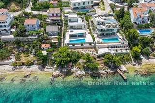 Villa fronte mare di nuova costruzione con piscina