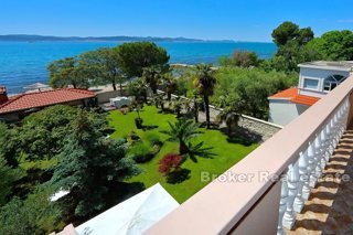 Apartment villa first row to the sea