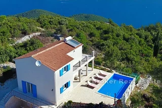 Casa con piscina e vista mare