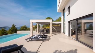 Villa con piscina e fabbricati accessori vicino al mare