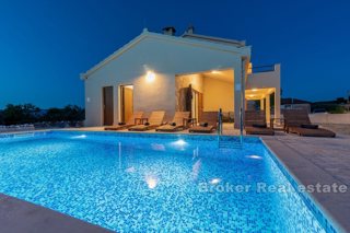 Casa con piscina e vista mare