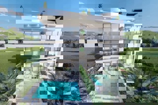 Appartamento con tre camere da letto in un edificio di nuova costruzione con vista mare