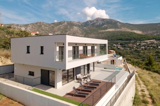 Villa moderna con vista panoramica sul mare e sulla città