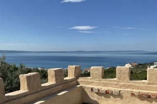 Casa in pietra con vista mare aperto