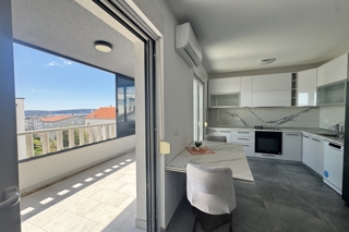 Moderno appartamento con due camere da letto con vista mare