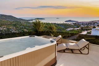 Attico di lusso con vista panoramica sul mare all'interno di un nuovo edificio
