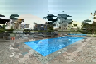 Casa moderna con piscina