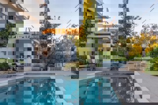 Casa con piscina e vista mare