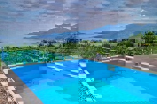 Casa con due appartamenti, piscina e vista mare