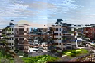 Ampio appartamento con tre camere da letto, terrazza e vista mare