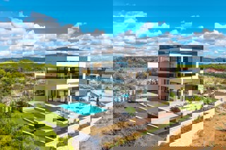 Una speciale villa mediterranea con una spettacolare vista a 360° sul mare, sul lago e sulle isole