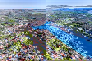 Casa a schiera in pietra in stile dalmata con vista mare