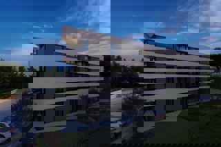 Spazio commerciale con open space e servizi igienici completi