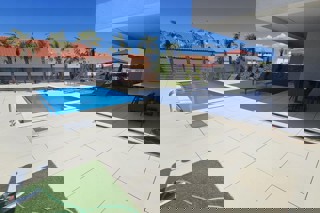 Moderno appartamento con giardino e piscina