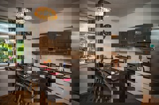 Appartamento con due camere da letto, garage e giardino vicino al centro