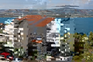 Palazzo residenziale con vista mare