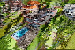 Villa di design per famiglie con piscina in un'oasi verde