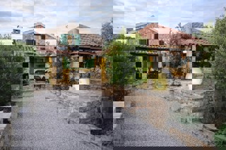 Incantevole casa in pietra immersa in un uliveto