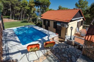 Casa con piscina e vista mare