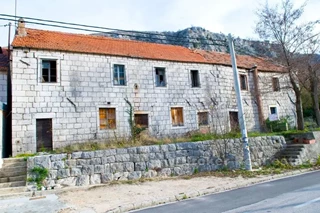 Vecchia casa di pietra per ristrutturazione, in vendita