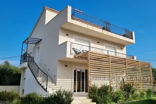 Una casa moderna con vista sul mare