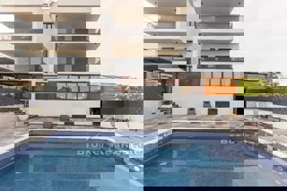 Appartamento moderno con piscina