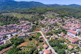 Casa in pietra con cortile in una zona attraente non lontano dal mare