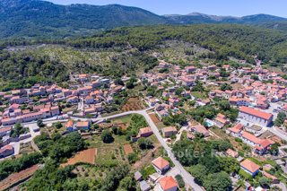 Casa in pietra con cortile in una zona attraente non lontano dal mare