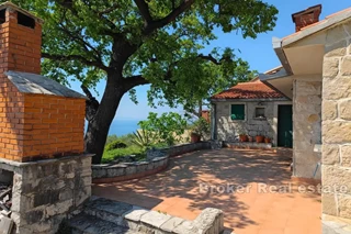 Una casa nella natura con vista panoramica sul mare