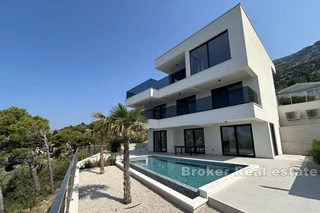 Casa di lusso con piscina e vista mare