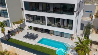 Casa moderna di lusso con tre unità abitative e vista sul mare aperto