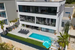 Casa moderna di lusso con tre unità abitative e vista sul mare aperto