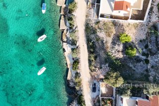 Terreno in prima fila sul mare con permesso di costruzione