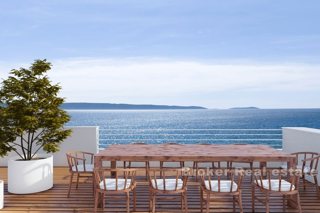 Lussuoso appartamento con piscina in prima fila sul mare