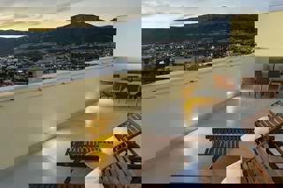 Attico con terrazza e vista sulla città