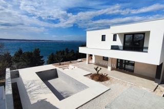 Moderna villa con piscina in seconda fila sul mare