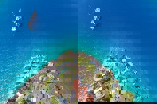 Una proprietà attraente in una posizione unica in riva al mare