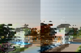 Casa a due piani in costruzione con piscina