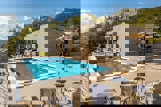 Elegante villa con piscina e vista mare