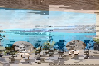 Uno splendido appartamento duplex in prima fila sul mare con piscina privata