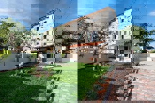 Autentica casa in pietra con piscina