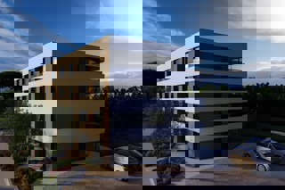 Ampio appartamento moderno con terrazza e vista mare in un nuovo edificio