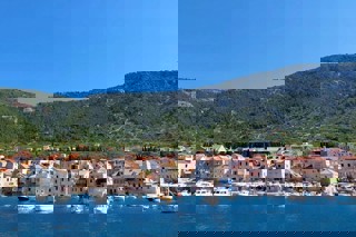 Nuova costruzione a Komiža - appartamento con vista mare e parcheggio