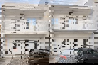 Casa bifamiliare con tre unità abitative in posizione tranquilla