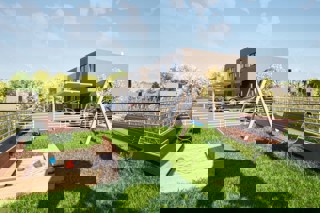 Moderna casa familiare con giardino