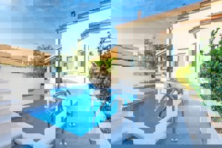 Casa moderna con piscina vicino al mare