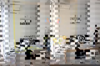 Luminoso appartamento con una camera da letto e vista mare