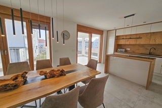 Casa indipendente su tre piani con piscina